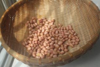 花生米洗洗干净。