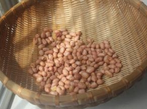 花生米洗洗干净。