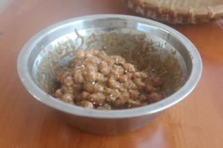 觉得太稀的话要继续加淀粉的，我用的红薯粉，一直加到筷子拌不动，非常有压力的情况就行了，戴上手套来捏，把那些颗粒的淀粉捏碎。