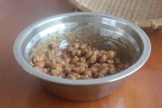 花生米倒进去，用筷子搅拌均匀