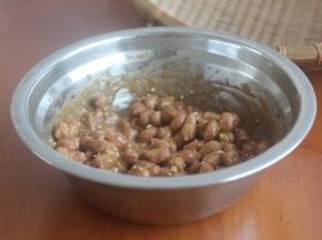 花生米倒进去，用筷子搅拌均匀