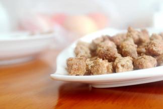 一口一一个嘣嘎脆。