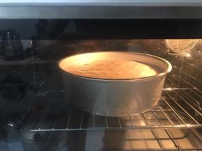 送入提前預熱好的烤箱中下層，上下火150 度60 分鐘後轉上火160 度10 分鐘。出爐後震二下，立即倒扣在一邊一個方管上（我用二根20 公分长的不锈钢方管）完全放凉后用手脱模。