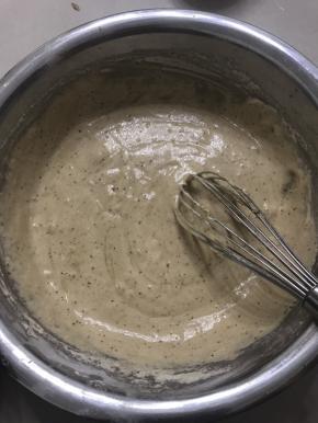 取三分之一蛋白糊放入面糊盆里，用手动打蛋器快速z字型搅拌均匀