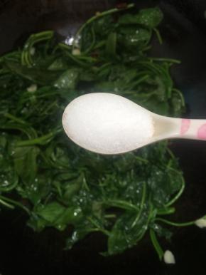 加入一勺盐，翻炒均匀！



