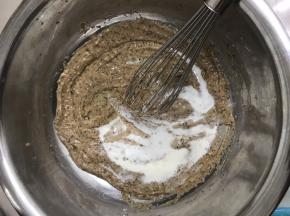 找一大点的盆，放入枣泥和玉米油、盐、牛奶，用手动打蛋器搅拌充分乳化。