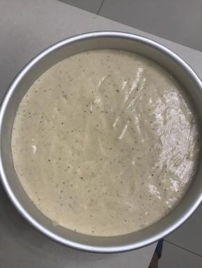 : 全部倒入蛋白糊，继续用手动打蛋器快速z字型搅拌均匀，最后用刮刀从盆底盆边彻底翻伴均匀，把蛋糕糊倒入十寸戚风模具，用刮刀刮平，用力震几下震出气泡。