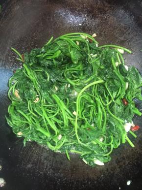 要快速的翻炒至薯尖儿变蔫了即可！



