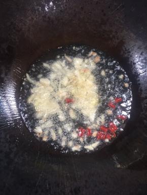 锅烧热，放入适量猪油，放入生姜，蒜瓣，干辣椒炒香！





