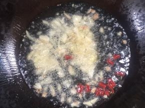 锅烧热，放入适量猪油，放入生姜，蒜瓣，干辣椒炒香！




