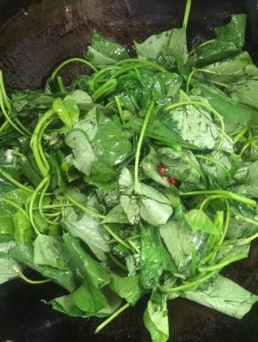 放入薯尖儿翻炒均匀！




