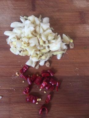 蒜瓣剁成蒜蓉，干辣椒切成段生姜切成粒！




