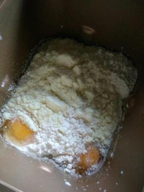 将除黄油外的材料入面包桶