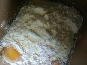 将除黄油外的材料入面包桶