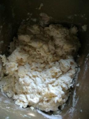 可搅成花絮状后稍适冷藏下再和面