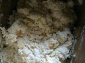 可搅成花絮状后稍适冷藏下再和面