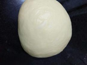 继续搅打成光滑面团