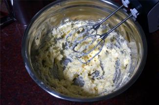 将黄油、奶油奶酪切成小块，软化后用打蛋器搅打至蓬松状态。