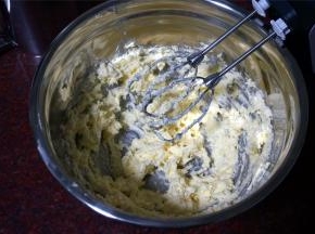 将黄油、奶油奶酪切成小块，软化后用打蛋器搅打至蓬松状态。