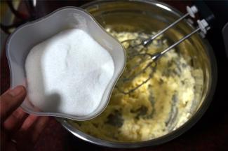 加入细砂糖、盐，继续用打蛋器拌匀。