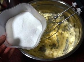 加入细砂糖、盐，继续用打蛋器拌匀。