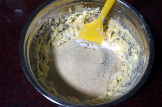 筛入低筋面粉和芝士粉.