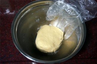 戴上一次性手套，将其抓成团状。湿度是足够的，不需要另外添加液体哦！