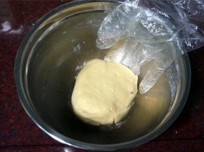 戴上一次性手套，将其抓成团状。湿度是足够的，不需要另外添加液体哦！