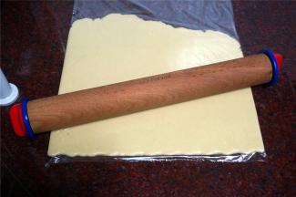 将面团装入大号的加厚保鲜袋里，擀成6毫米厚的面片，放进冰箱冷冻30分钟。