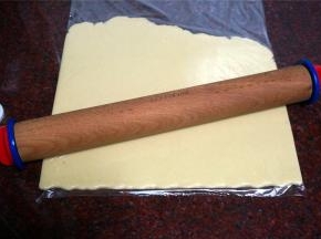 将面团装入大号的加厚保鲜袋里，擀成6毫米厚的面片，放进冰箱冷冻30分钟。