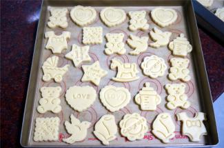 将饼干坯整齐摆放到垫了硅胶垫或吸油纸的烤盘上。这个面粉量一共做出两方盘饼干。