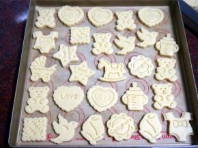 将饼干坯整齐摆放到垫了硅胶垫或吸油纸的烤盘上。这个面粉量一共做出两方盘饼干。