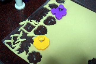 取出冷藏变硬的面片，用模具印出饼干坯。同时用180度上下火预热烤箱。若密封性好的烤箱，用160度即可。