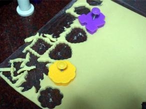 取出冷藏变硬的面片，用模具印出饼干坯。同时用180度上下火预热烤箱。若密封性好的烤箱，用160度即可。