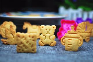 烤箱预热好后，放入中层，上下火180度烘烤25~30分钟至表面金黄色即可。密封性好的烤箱用160度烘焙即可，请根据自家烤箱调节烘焙温度。