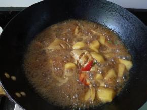 最后加盐调味，加入红椒，大火收汁，出锅前撒葱花。