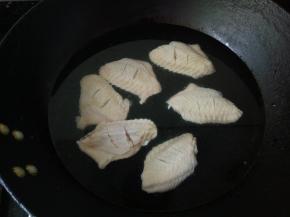 鸡翅每面各切2刀，焯下。