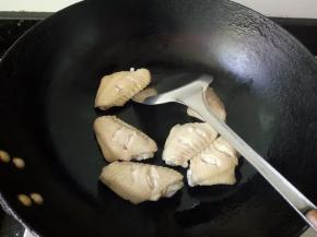 小火，锅内不放油，放入鸡翅稍微煎下。