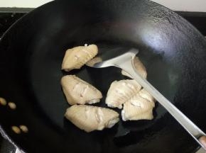 小火，锅内不放油，放入鸡翅稍微煎下。