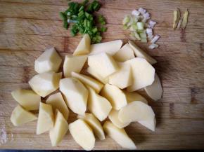 土豆切块，葱姜切末。