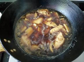 加入料酒翻炒一下，加适量水，生抽，老抽，葱白，姜和土豆，大火煮开，转小火煮15分钟左右。