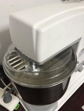 把蛋白滴入几滴白醋开动厨师机六档，一分钟后加入红糖一半，有纹路后再加入全部红糖，打至硬性发泡。