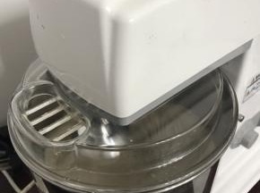把蛋白滴入几滴白醋开动厨师机六档，一分钟后加入红糖一半，有纹路后再加入全部红糖，打至硬性发泡。