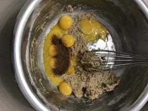 把厨师机桶洗净搓干，把蛋黄和蛋白分开，蛋黄直接放入面糊盆里。