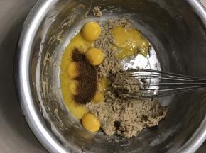 把厨师机桶洗净搓干，把蛋黄和蛋白分开，蛋黄直接放入面糊盆里。