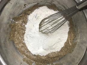  倒入低筋面粉和淀粉，用手动打蛋器搅拌均匀。