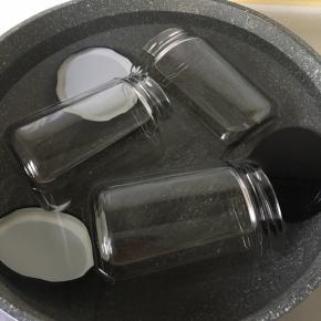 罐头放开水中大火煮十五分钟消毒