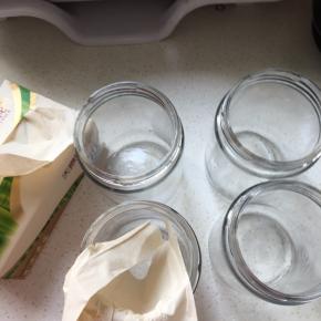 用天喜玫花纸巾把罐头擦干净备用