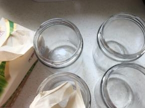 用天喜玫花纸巾把罐头擦干净备用