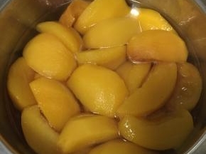 蒸好的黄桃稍冷却一下